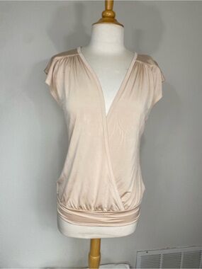 bebe Women Nude Short Sleeve Stretch Faux Wrap Top Size Small Classic Balletcore